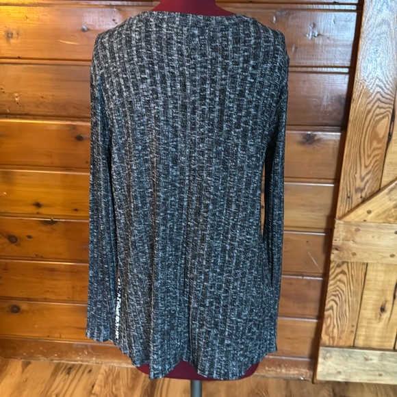 SUGARFOX NWOT MULTI- PRINT TOP W/ ASYMMETRICAL HEM MEDIUM🧡 - Picture 3 of 3